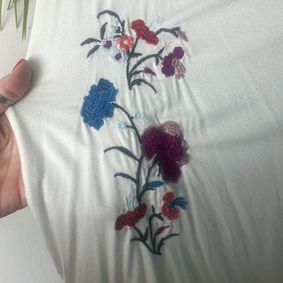 American Eagle size small embroidered white short sleeve V-neck T-shirt - Picture 3 of 5